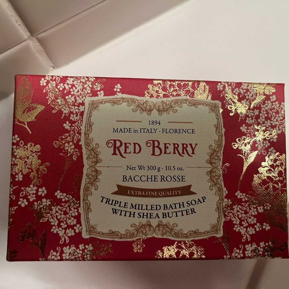 Red berry soap with shea butter from Italy